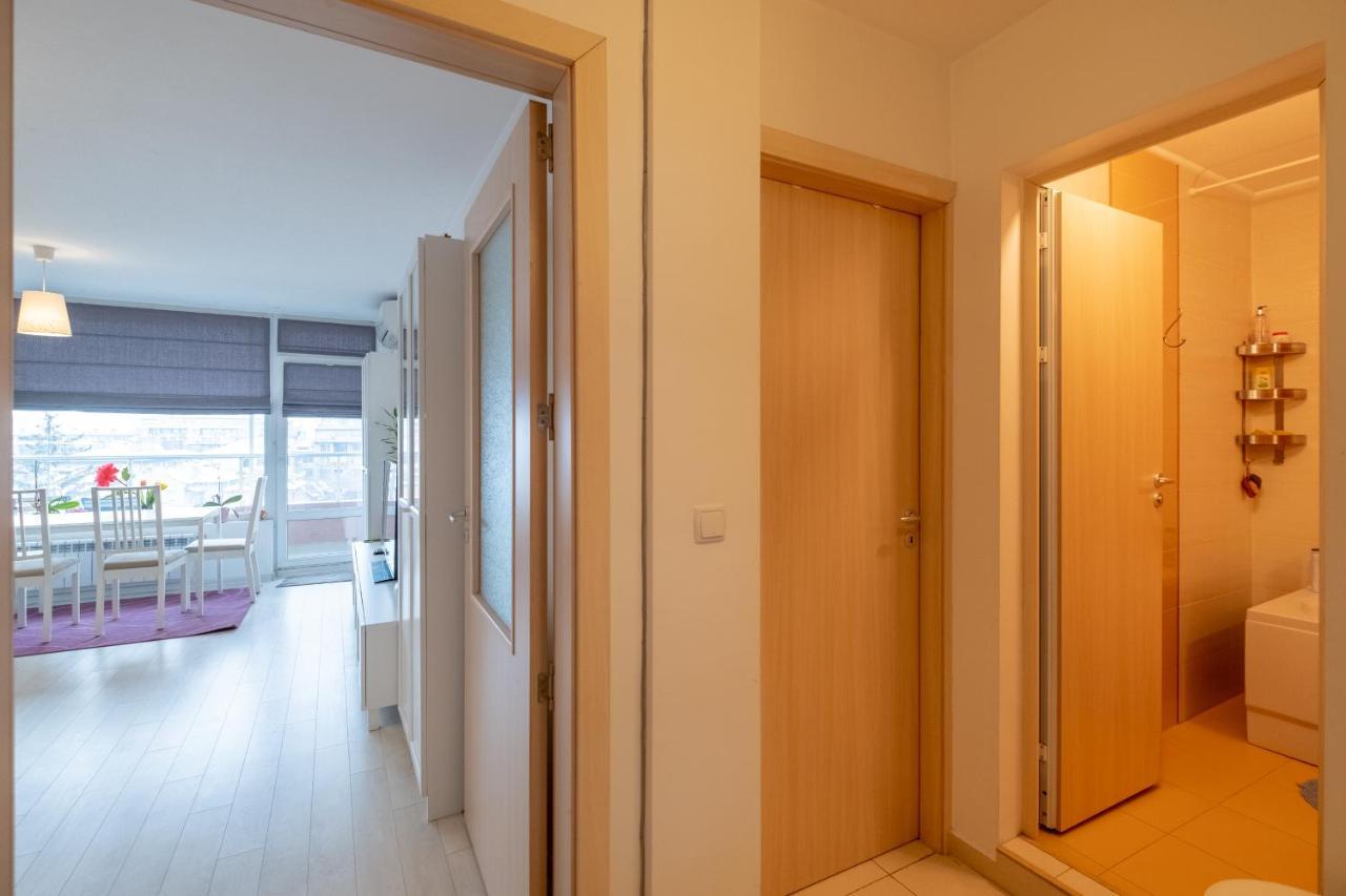 Ferienwohnung Sunny Large Studio in Banishora District Sofia Exterior foto